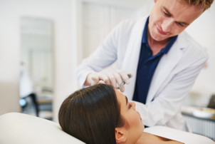 Medico estetico effettua trattamento antiage
